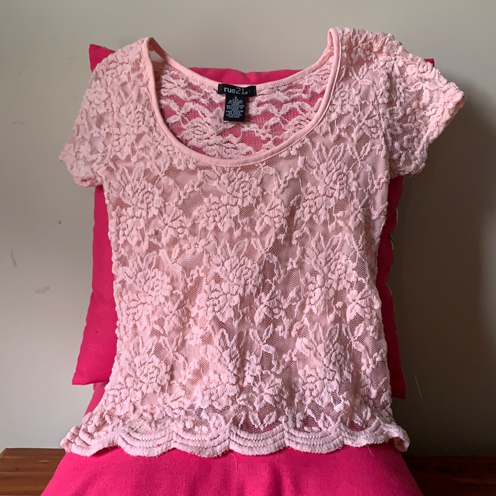 Cap sleeve lace crop top.